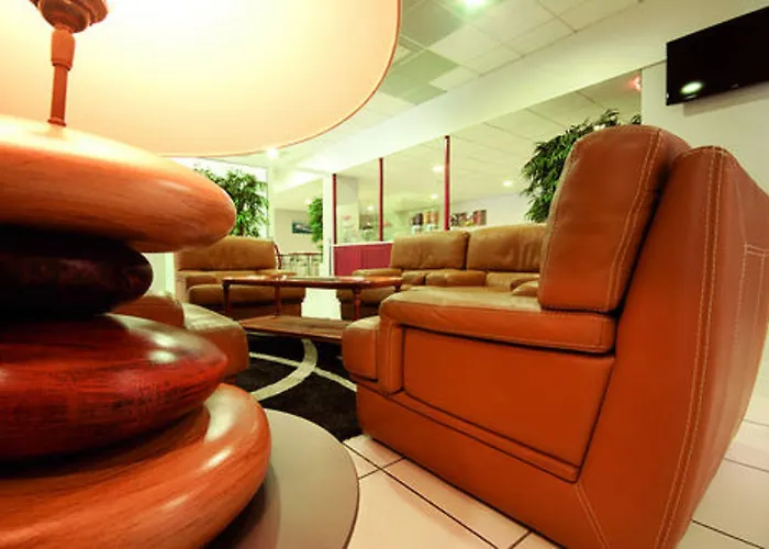 Marty - Tapestry Collection By Hilton Bordeaux