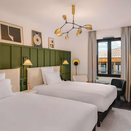 Marty - Tapestry Collection By Hilton Bordeaux