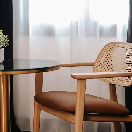 Marty - Tapestry Collection By Hilton Bordeaux