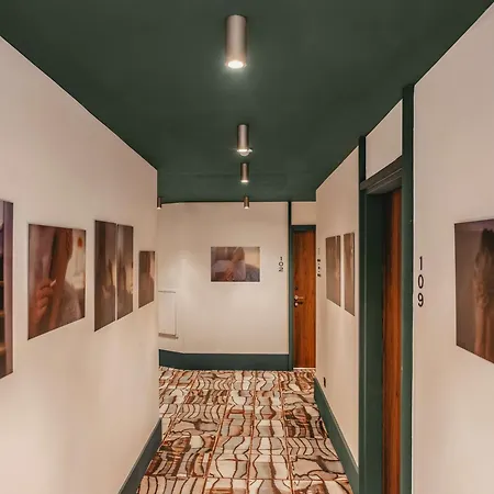 Marty - Tapestry Collection By Hilton Bordeaux