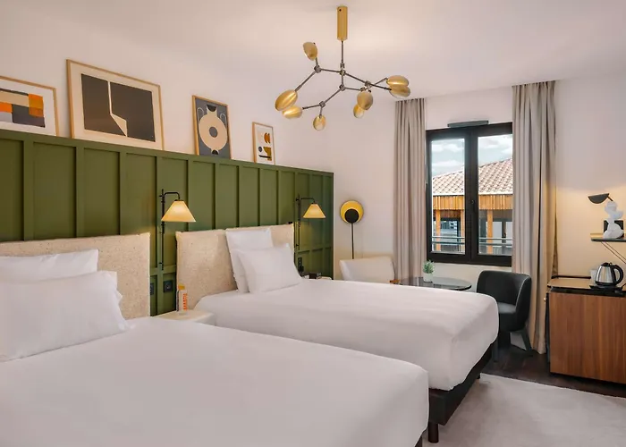 Marty - Tapestry Collection By Hilton Bordeaux