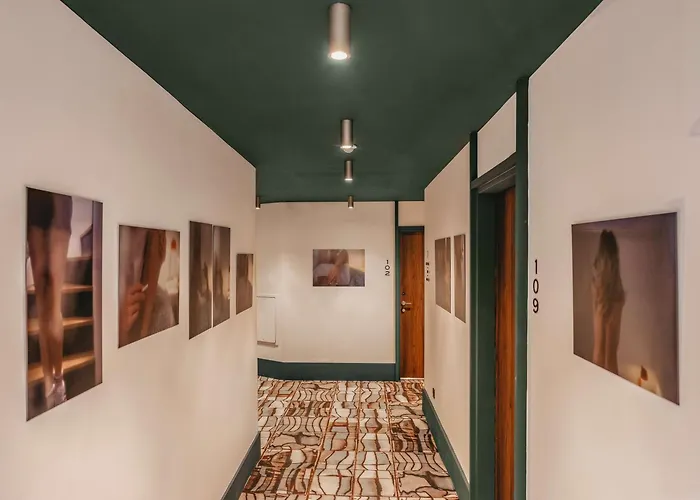 Marty - Tapestry Collection By Hilton Bordeaux