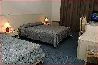 Marty - Tapestry Collection By Hilton Bordeaux