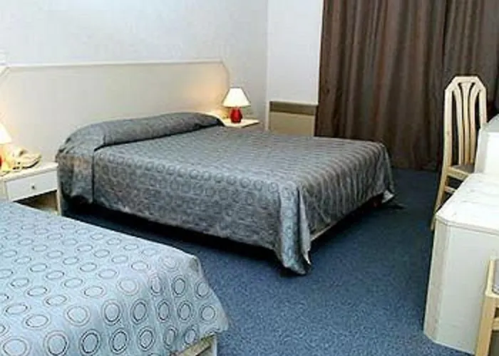 Marty - Tapestry Collection By Hilton Bordeaux