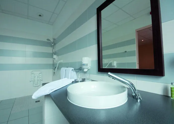 Marty - Tapestry Collection By Hilton Bordeaux